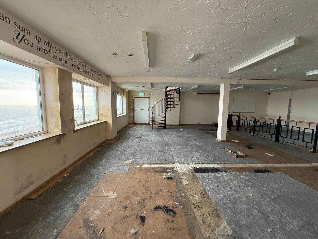 Lot: 90 - FORMER RESTAURANT AND BAR PREMISES FOR IMPROVEMENT AND REPAIR ON THE SEAFRONT - Second floor office area with spiral staircase to upper level